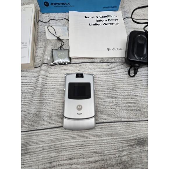 Cingular Motorola Flip Phone Model V3 Razr Silver. Does Not Work - Picture 2 of 5